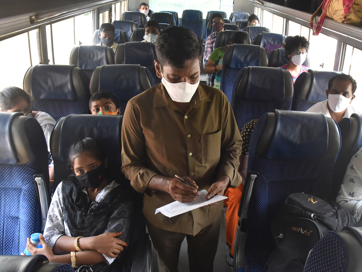 Huge Crowd in Vijayawada Bus Station Photo Gallery - Sakshi12