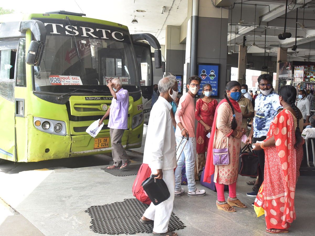 Huge Crowd in Vijayawada Bus Station Photo Gallery - Sakshi13