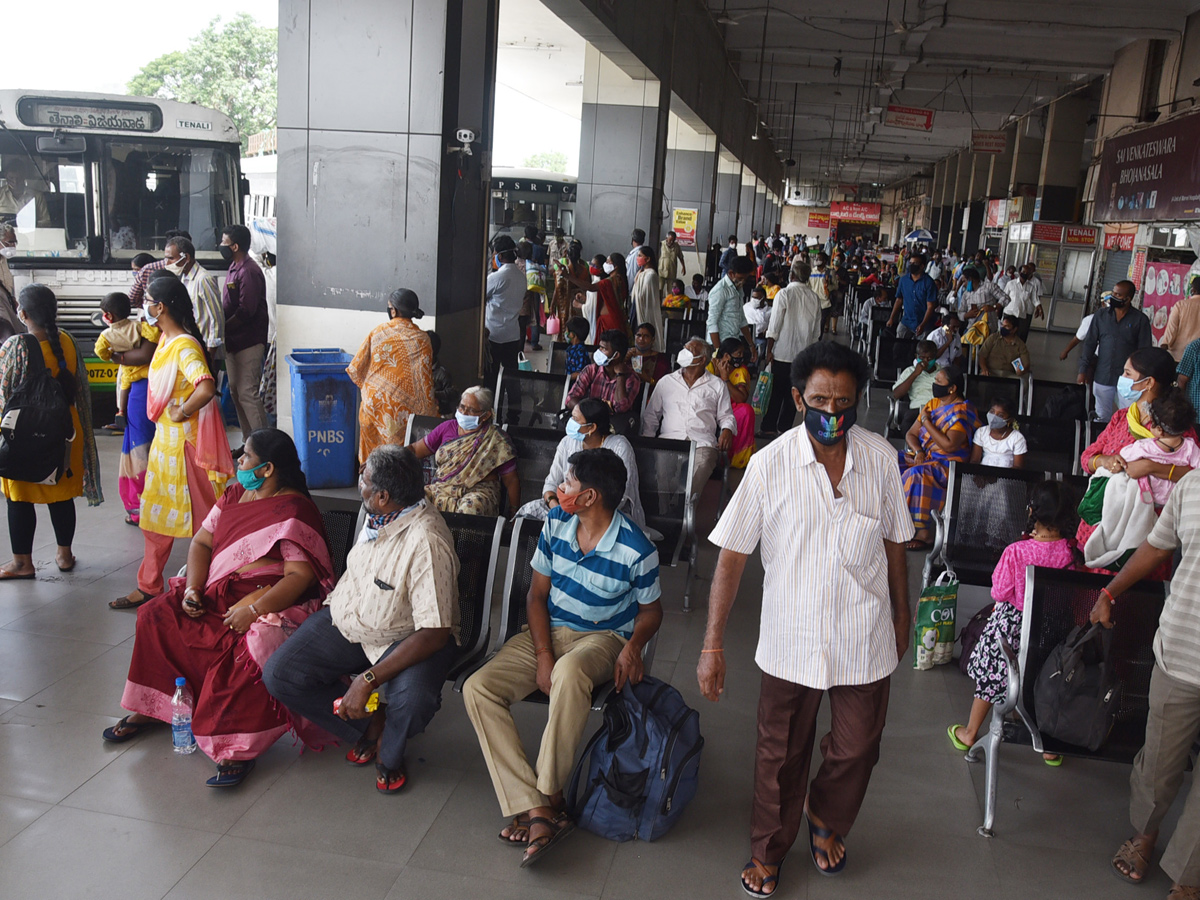 Huge Crowd in Vijayawada Bus Station Photo Gallery - Sakshi14