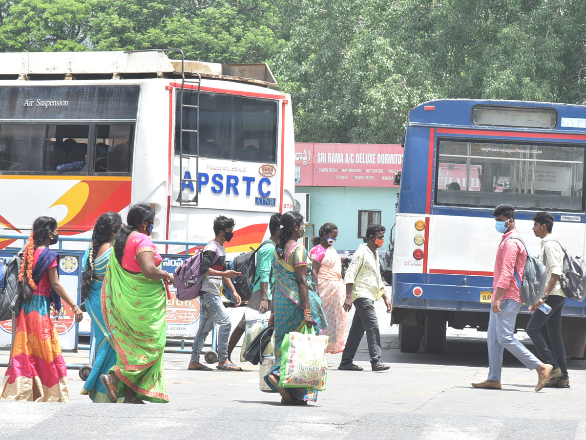 Huge Crowd in Vijayawada Bus Station Photo Gallery - Sakshi3