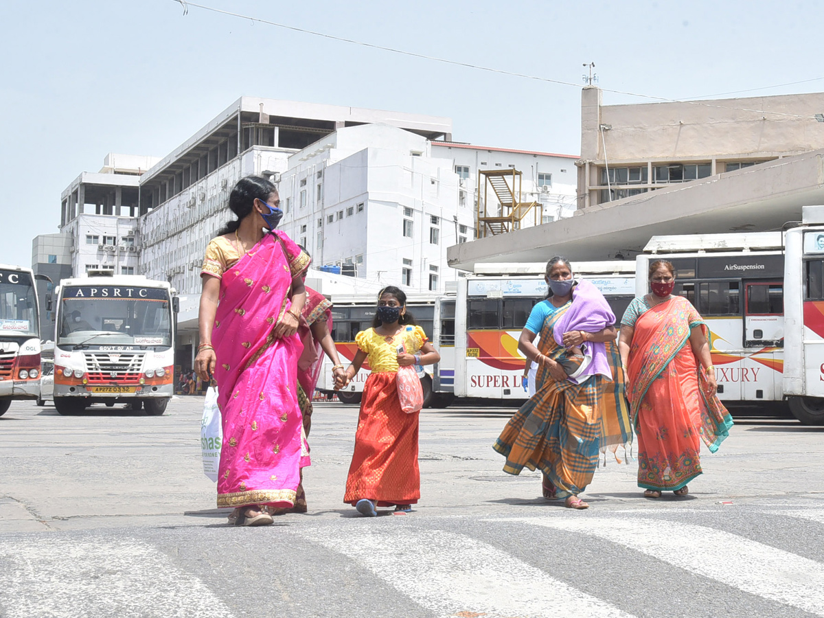 Huge Crowd in Vijayawada Bus Station Photo Gallery - Sakshi4