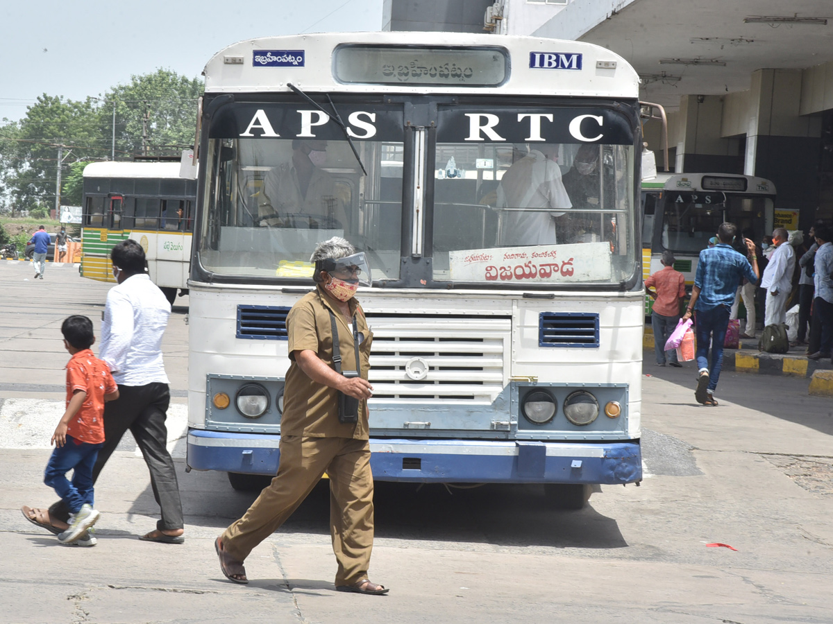 Huge Crowd in Vijayawada Bus Station Photo Gallery - Sakshi5