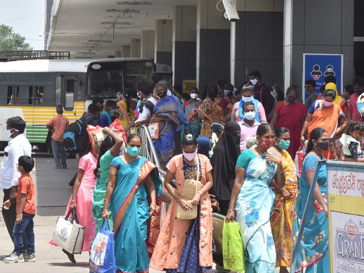 Huge Crowd in Vijayawada Bus Station Photo Gallery - Sakshi6