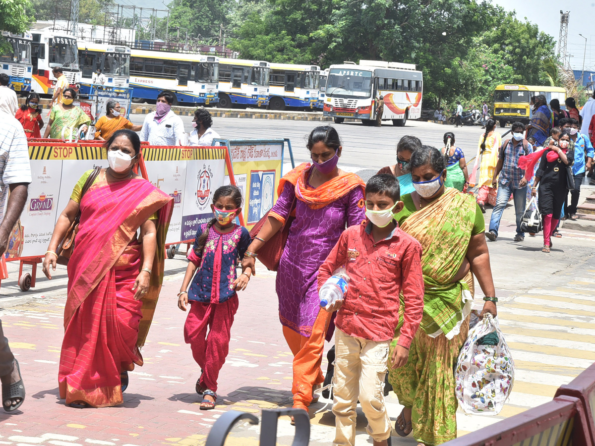 Huge Crowd in Vijayawada Bus Station Photo Gallery - Sakshi7