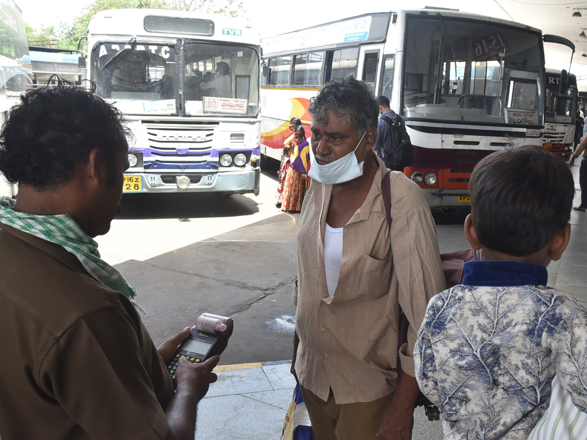 Huge Crowd in Vijayawada Bus Station Photo Gallery - Sakshi8