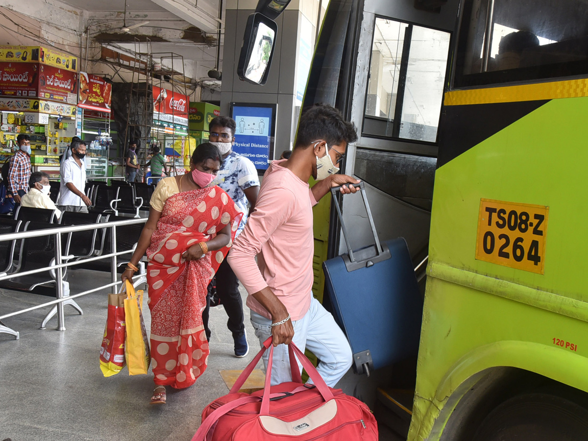 Huge Crowd in Vijayawada Bus Station Photo Gallery - Sakshi9