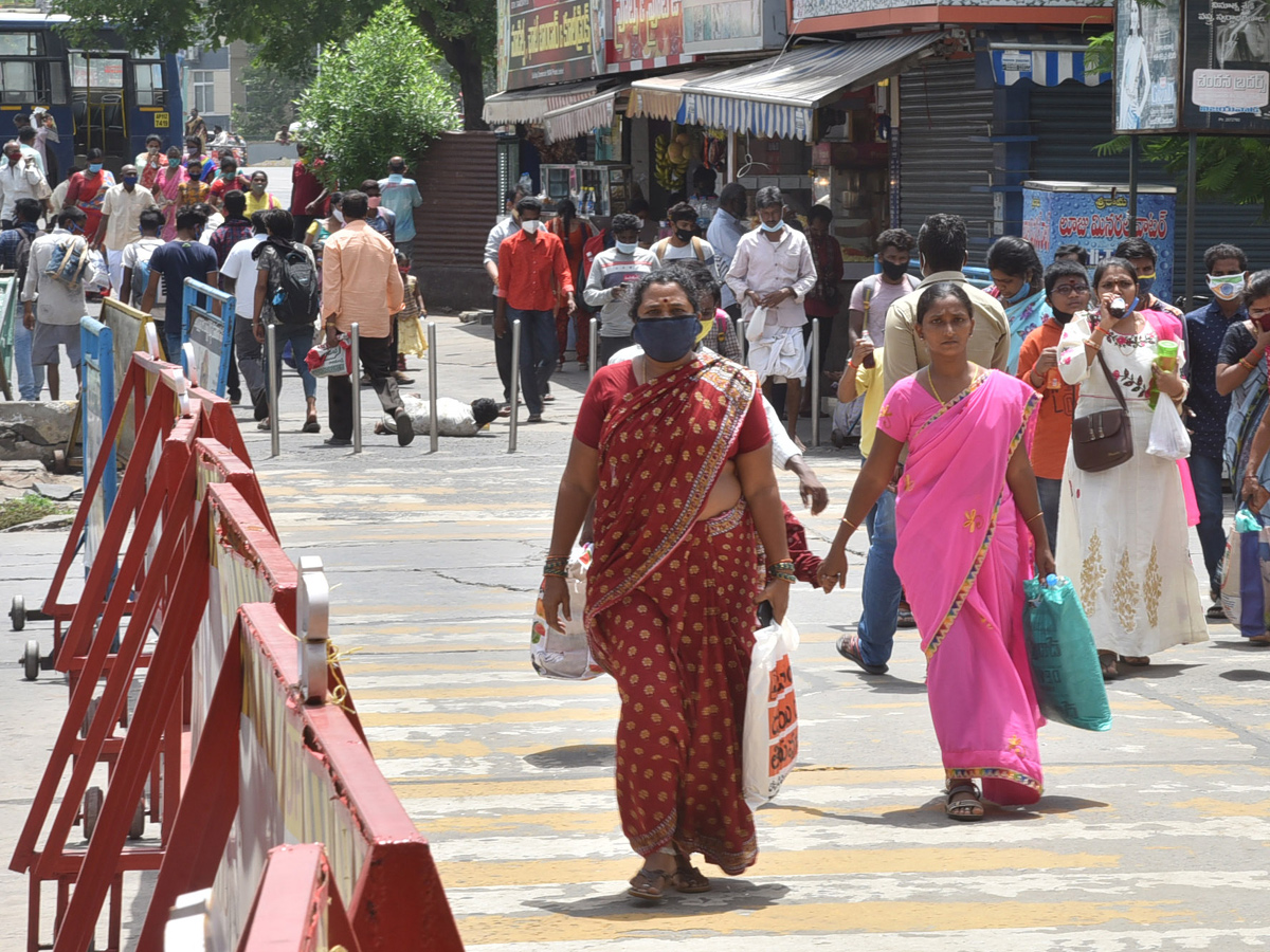 Huge Crowd in Vijayawada Bus Station Photo Gallery - Sakshi10