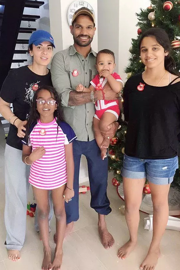 Indian Cricket Players With Family Photos - Sakshi22