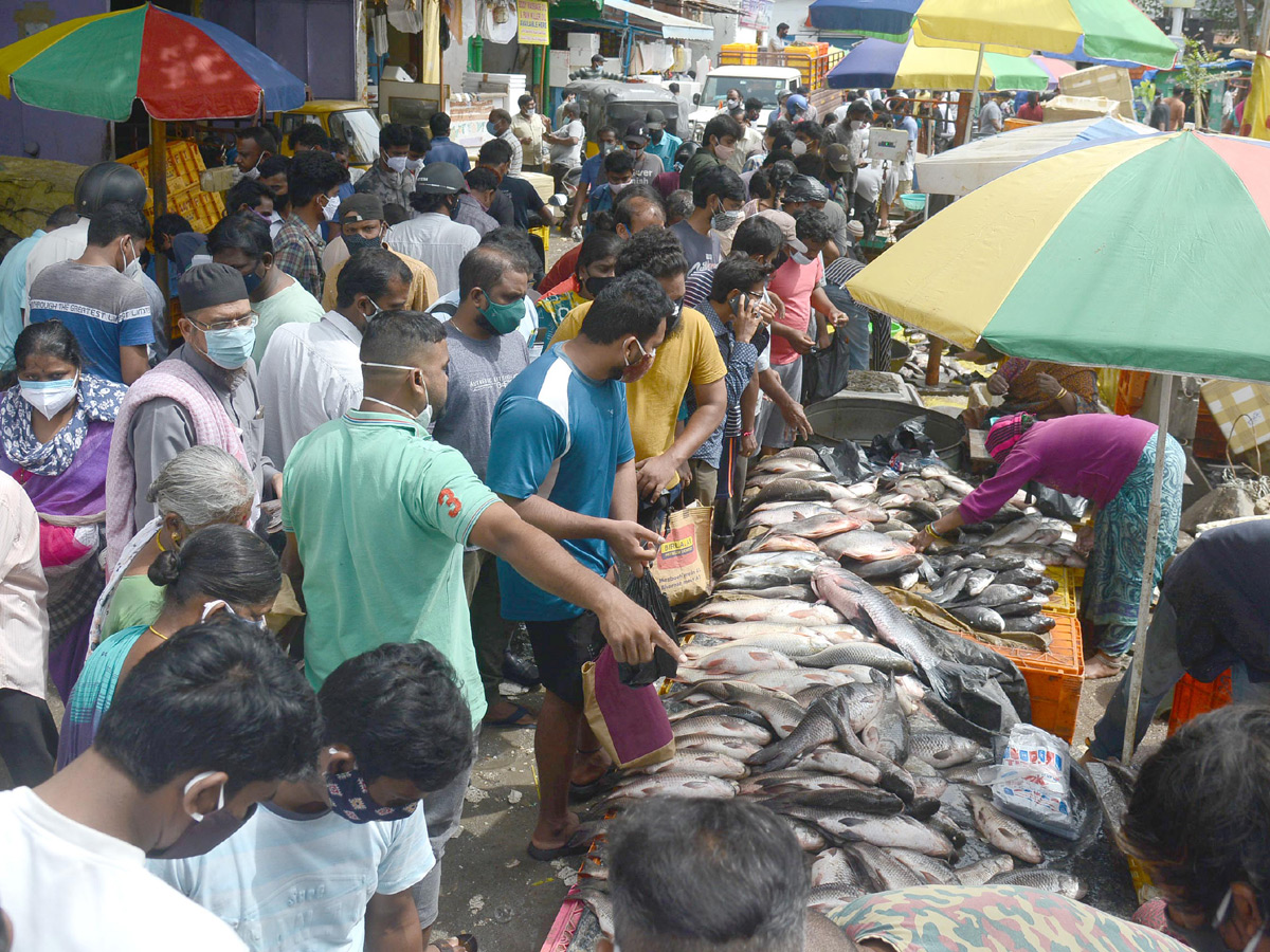 Heavy Crowd Ramnagar Fish Market  - Sakshi1