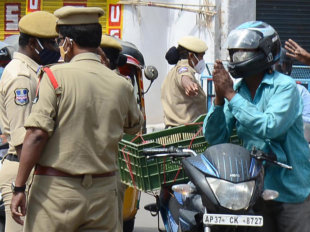 Heavy Crowd Ramnagar Fish Market  - Sakshi11