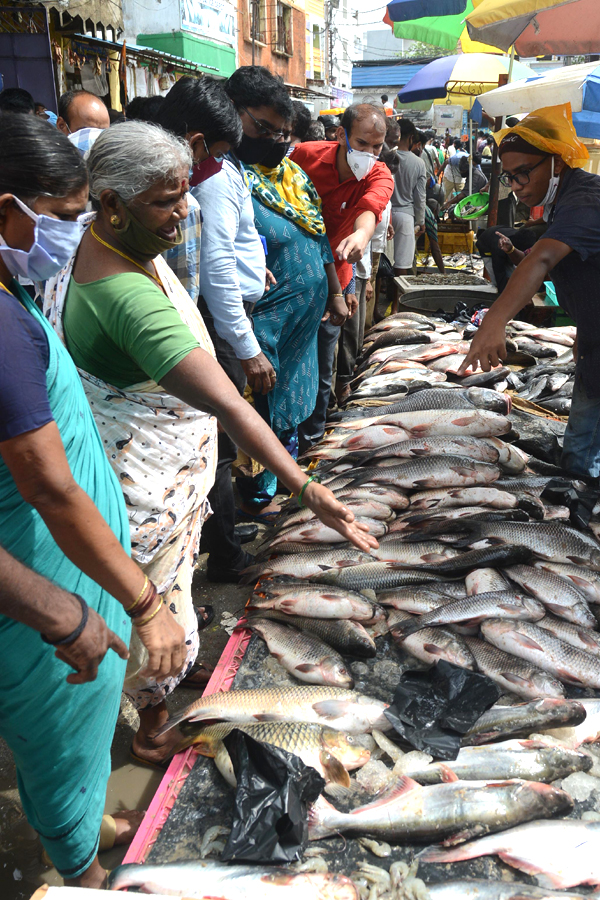 Heavy Crowd Ramnagar Fish Market  - Sakshi14