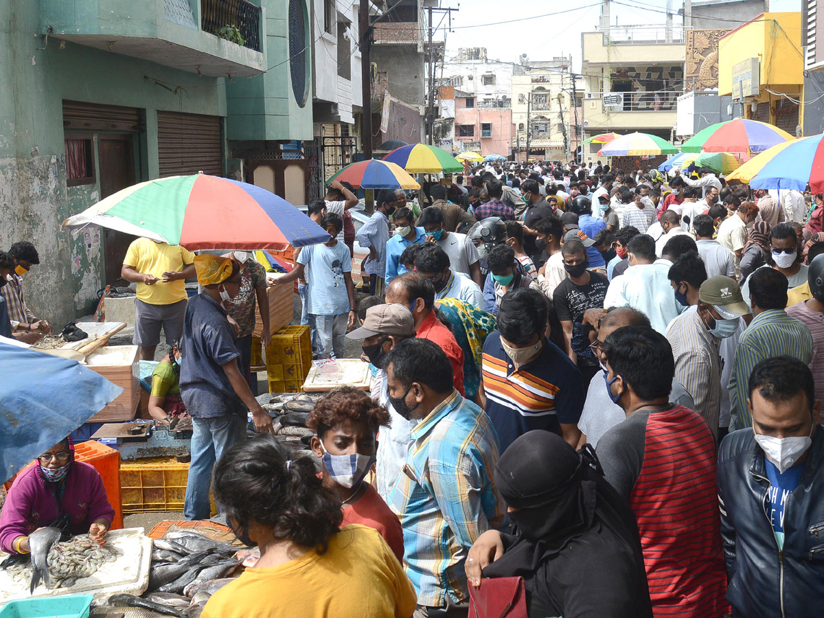 Heavy Crowd Ramnagar Fish Market  - Sakshi2