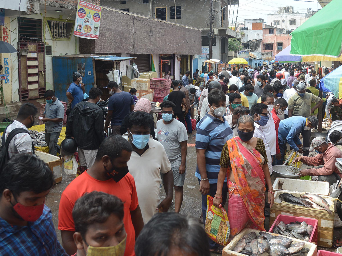 Heavy Crowd Ramnagar Fish Market  - Sakshi3