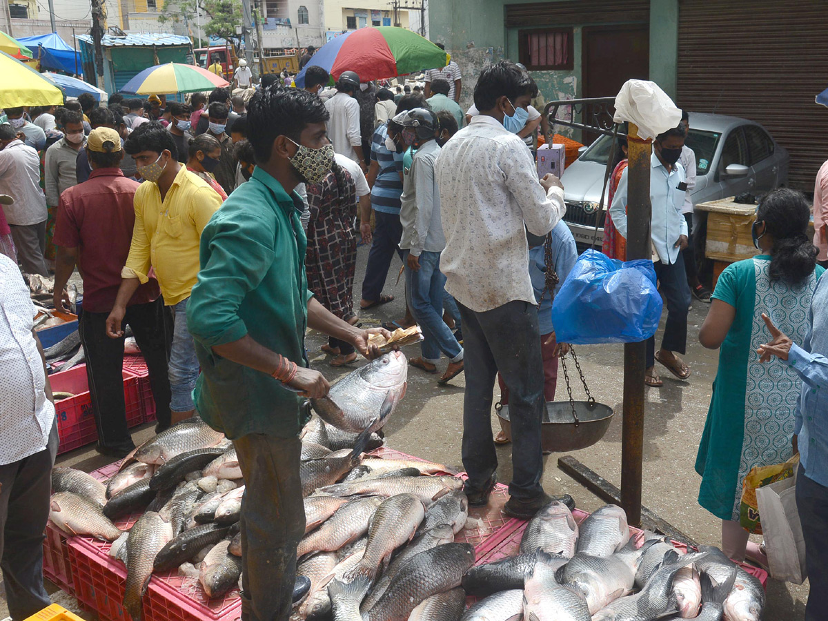 Heavy Crowd Ramnagar Fish Market  - Sakshi5