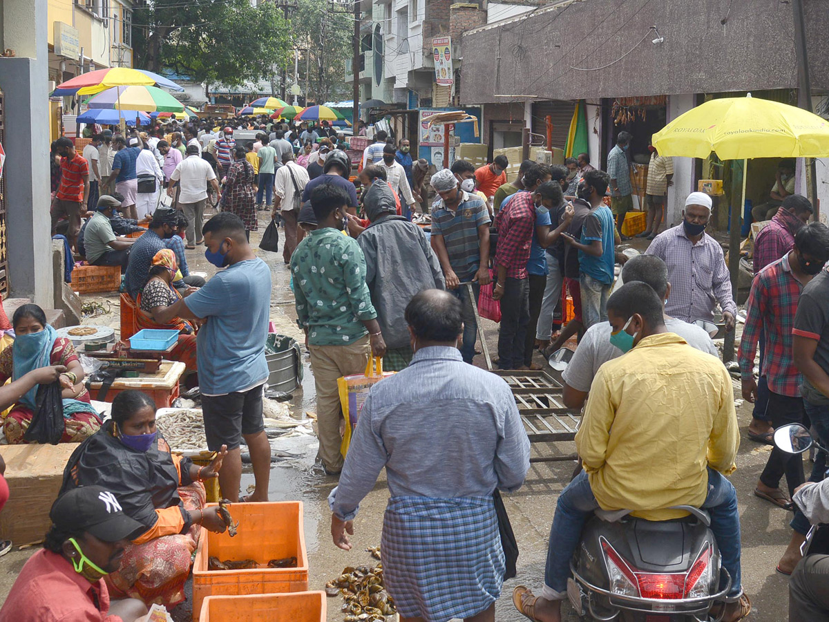 Heavy Crowd Ramnagar Fish Market  - Sakshi6