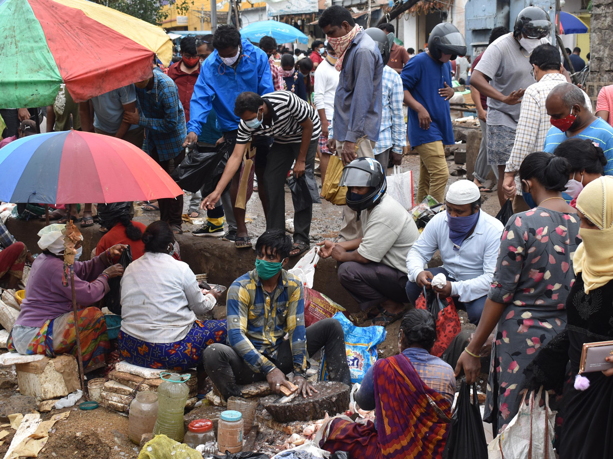 Heavy Crowd Ramnagar Fish Market  - Sakshi7