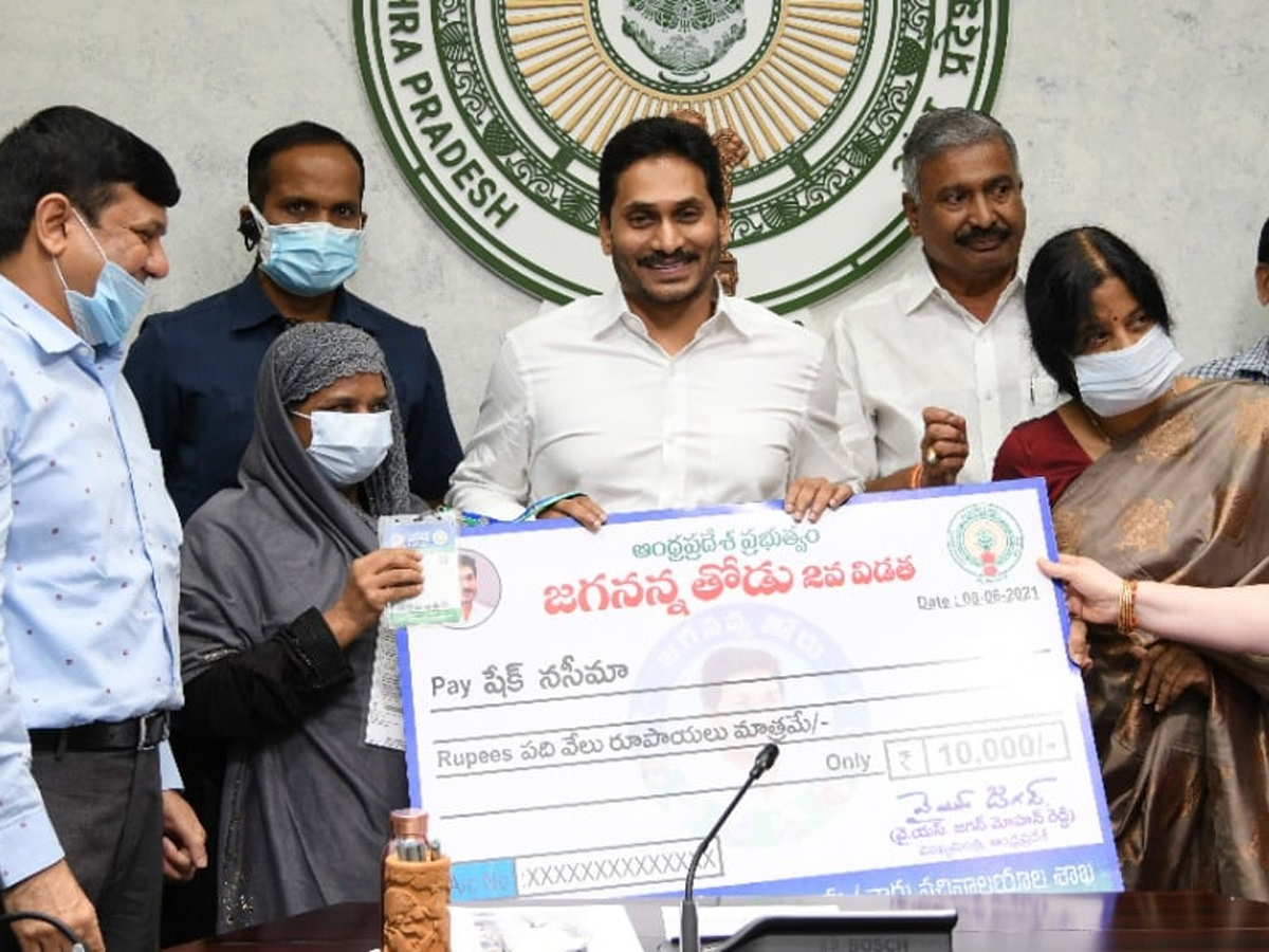 CM YS Jagan Releases Jagananna Thodu Amount - Sakshi6