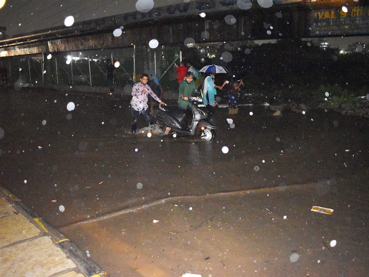 Heavy Rain Lashes in Hyderabad Pics - Sakshi9