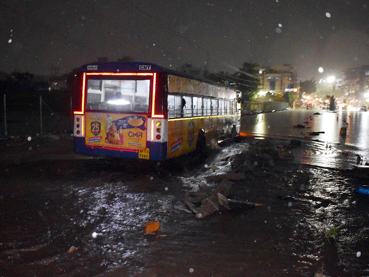 Heavy Rain Lashes in Hyderabad Pics - Sakshi10