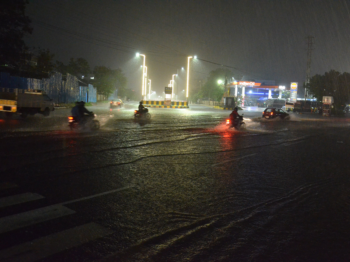 Heavy Rain Lashes in Hyderabad Pics - Sakshi11