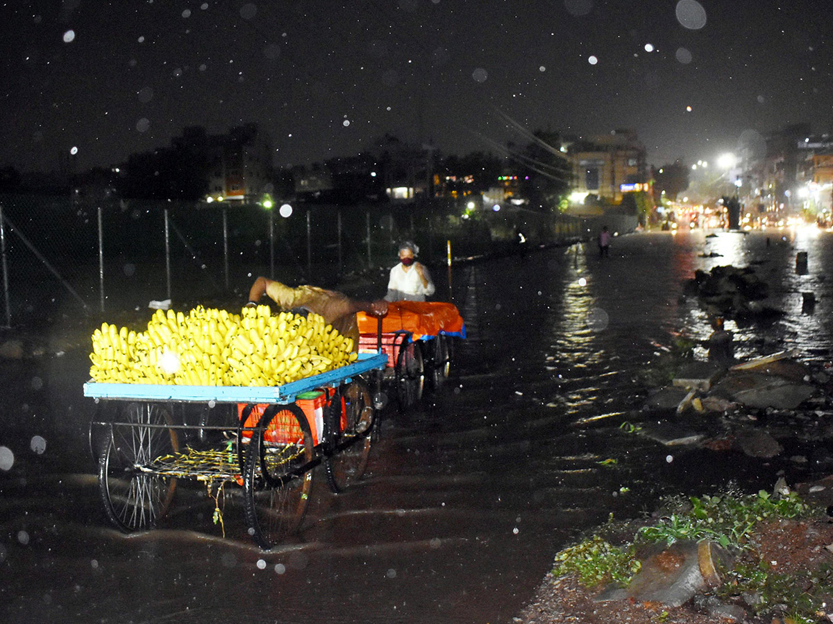 Heavy Rain Lashes in Hyderabad Pics - Sakshi1