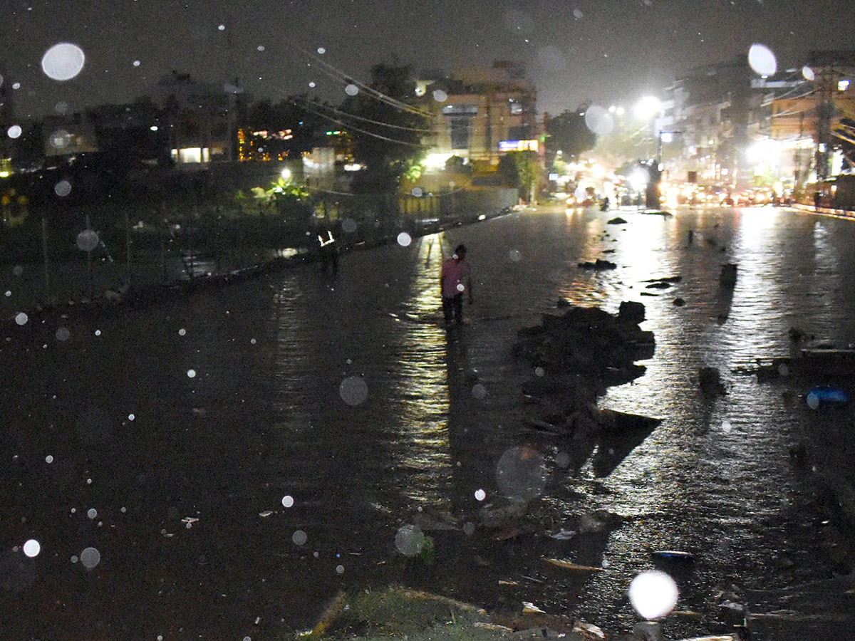 Heavy Rain Lashes in Hyderabad Pics - Sakshi2