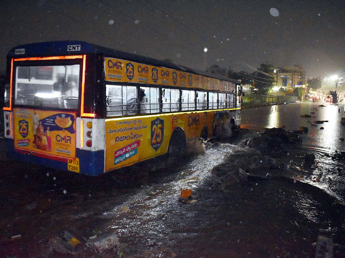 Heavy Rain Lashes in Hyderabad Pics - Sakshi3