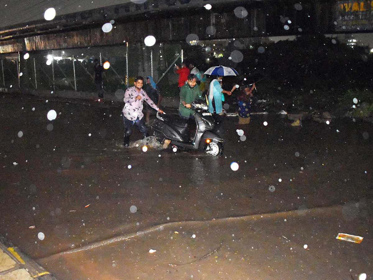 Heavy Rain Lashes in Hyderabad Pics - Sakshi5