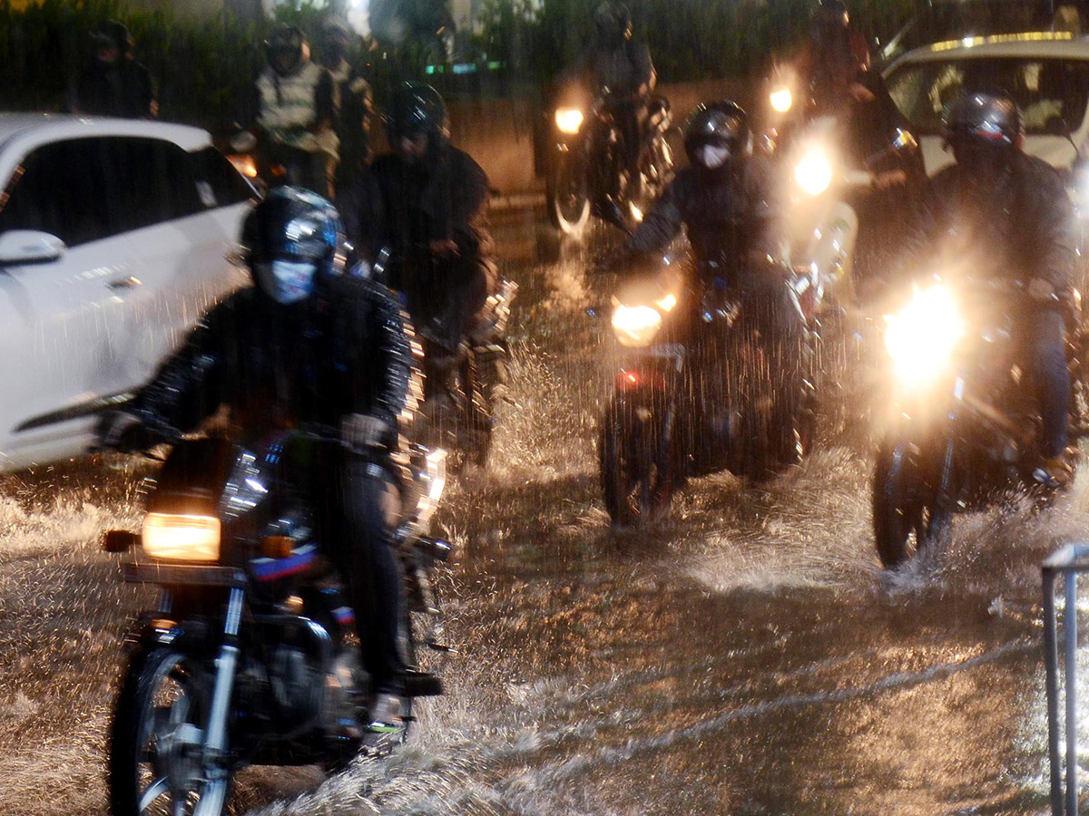 Heavy Rain Lashes in Hyderabad Pics - Sakshi7