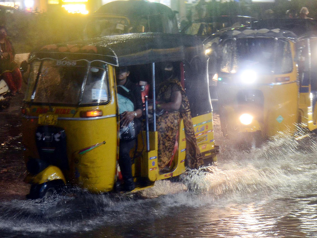 Heavy Rain Lashes in Hyderabad Pics - Sakshi8