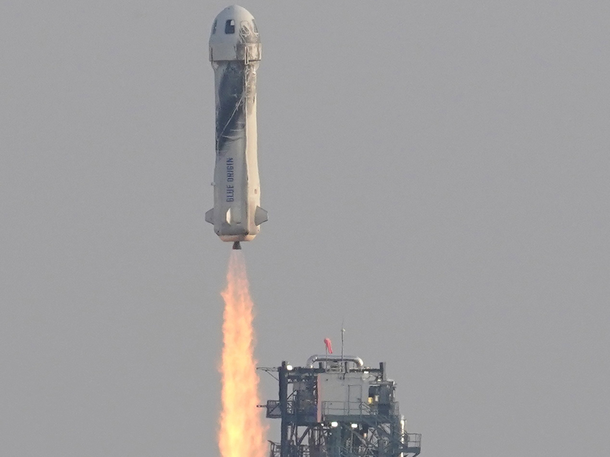 Jeff Bezos and Crew Complete Successful Space Flight Photo Gallery - Sakshi5