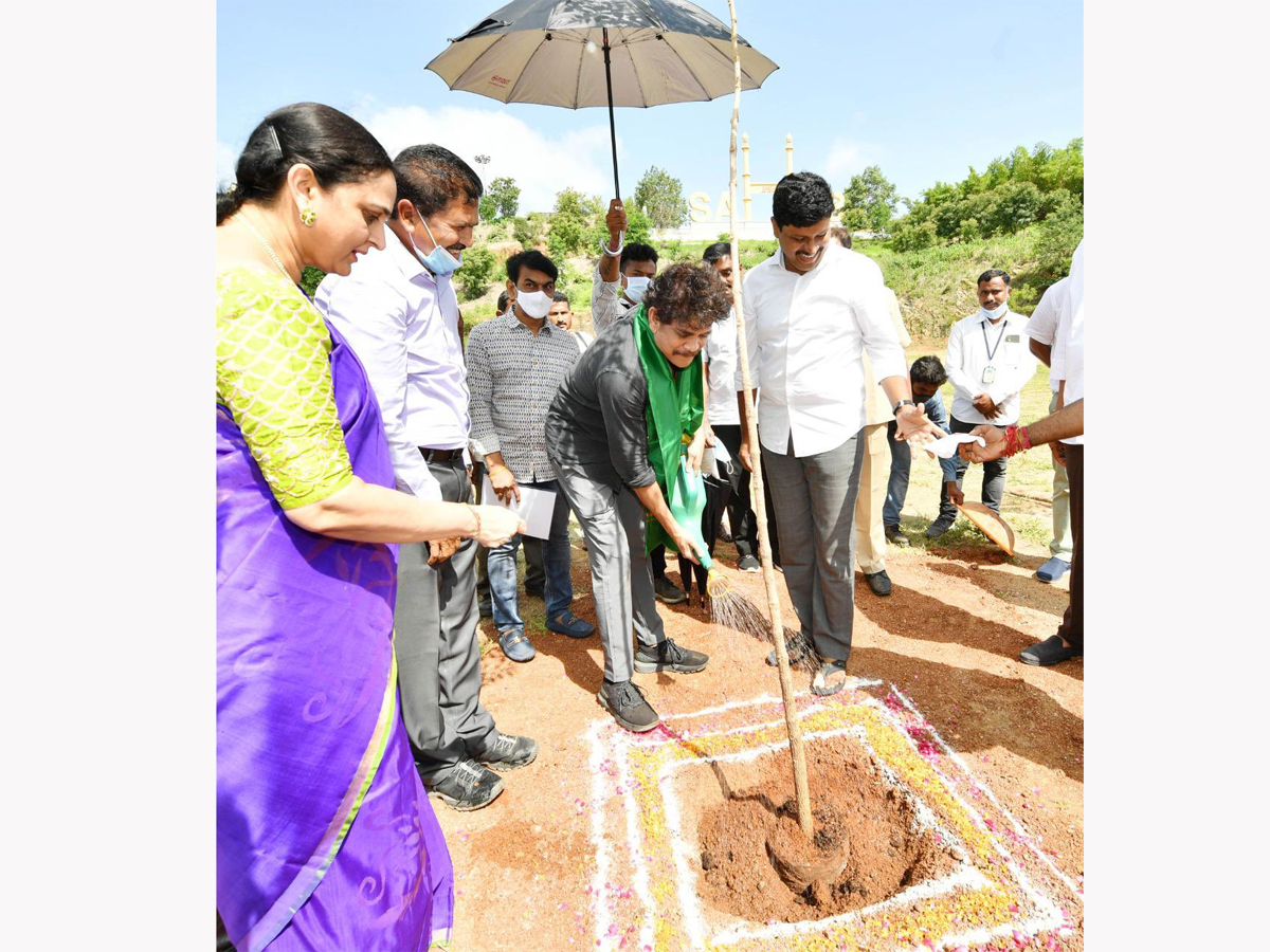 Amitabh Bachchan Join Green India Challenge with Nagarjuna and MP Santhosh Kumar Photo Gallery - Sakshi4