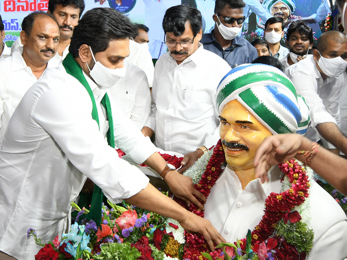 AP CM YS Jagan Raidurgam Tour: Rythu Bharosa Centre Inauguration Special Photos - Sakshi2