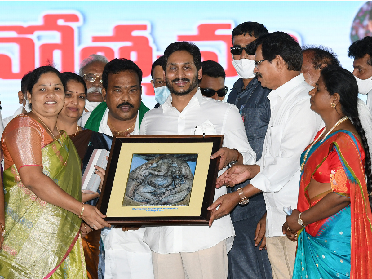 AP CM YS Jagan Raidurgam Tour: Rythu Bharosa Centre Inauguration Special Photos - Sakshi5