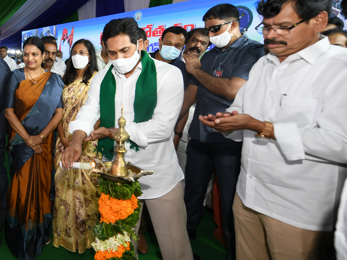 AP CM YS Jagan Raidurgam Tour: Rythu Bharosa Centre Inauguration Special Photos - Sakshi8