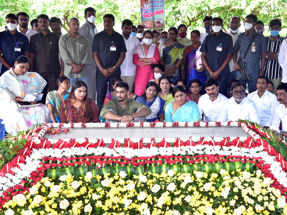 ys vijayamma and sharmila pays tribute ysr - Sakshi1