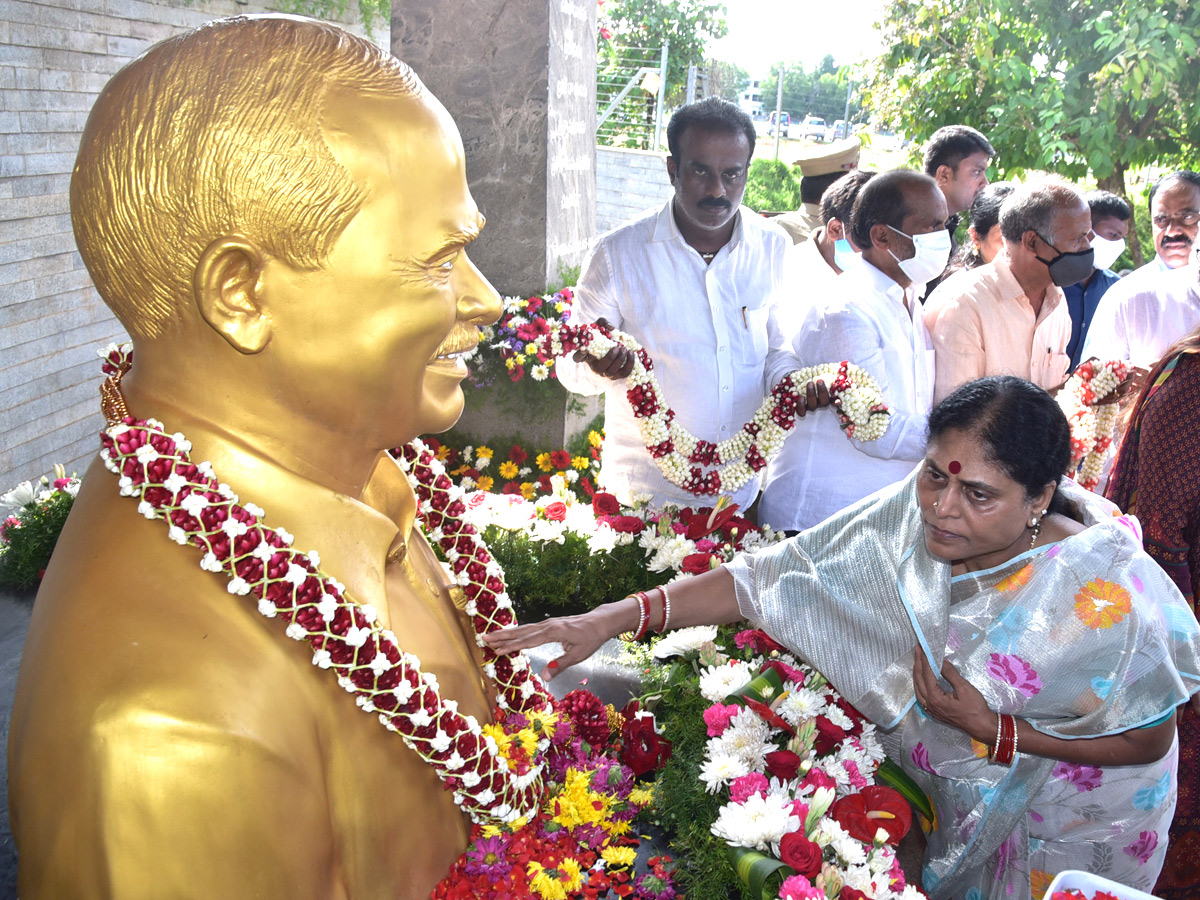 ys vijayamma and sharmila pays tribute ysr - Sakshi2