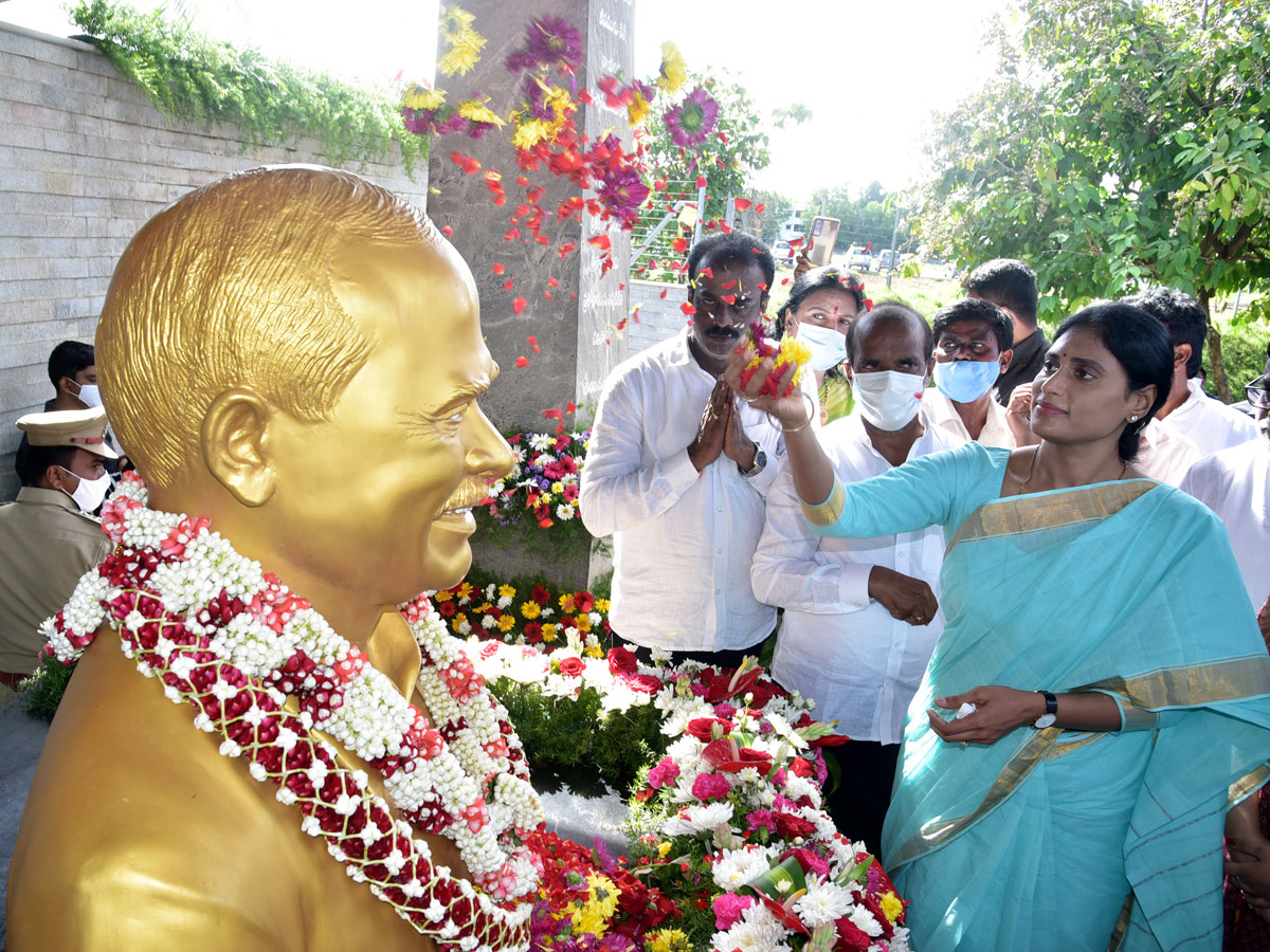 ys vijayamma and sharmila pays tribute ysr - Sakshi3