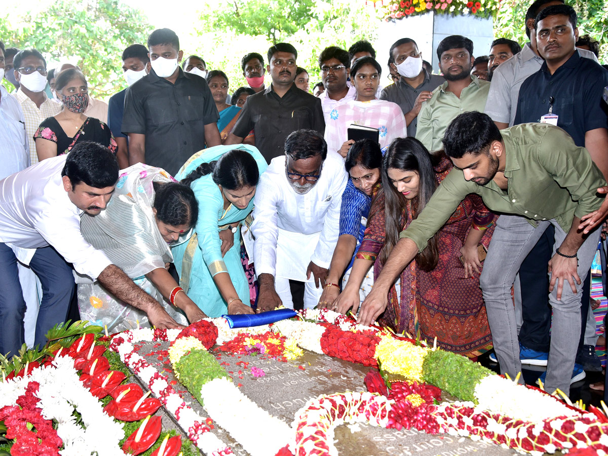 ys vijayamma and sharmila pays tribute ysr - Sakshi4