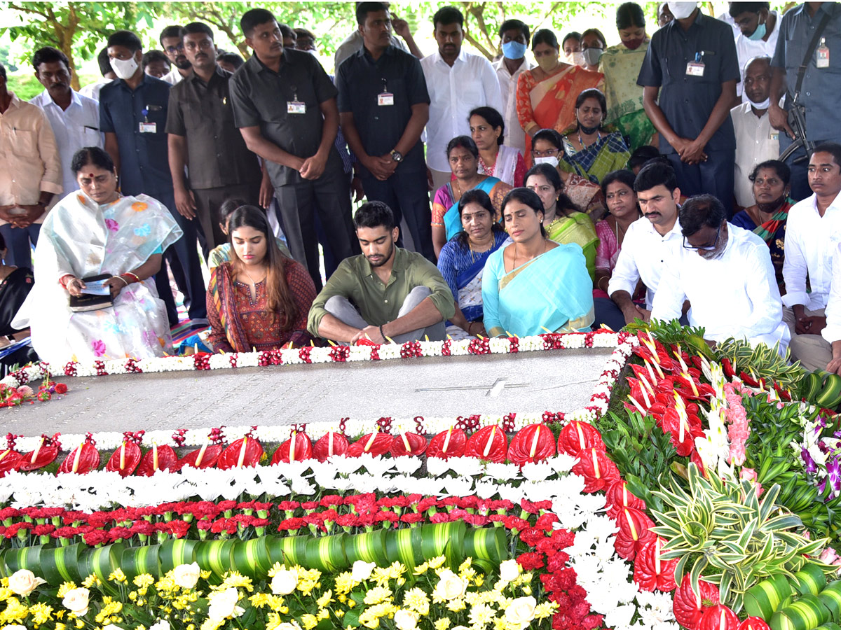 ys vijayamma and sharmila pays tribute ysr - Sakshi6