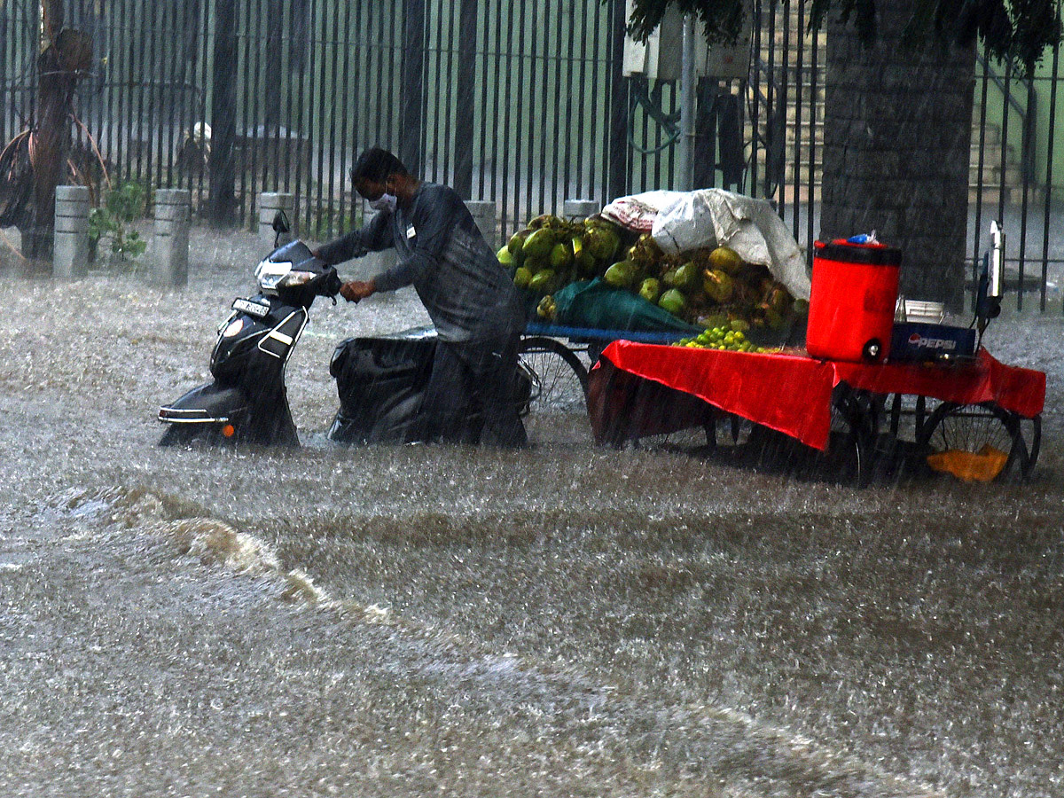 Heavy rain in hyderabad Photo Gallery - Sakshi11