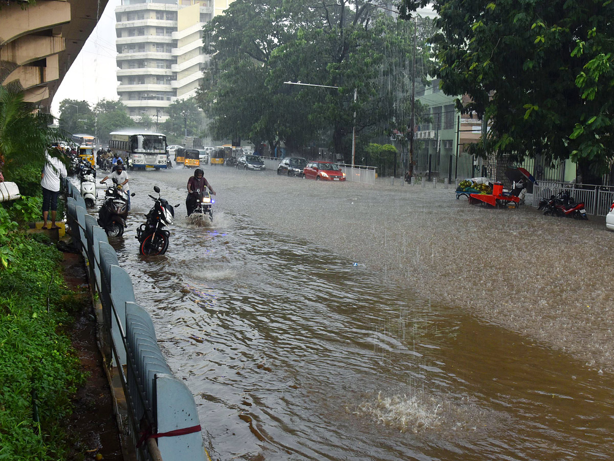 Heavy rain in hyderabad Photo Gallery - Sakshi12