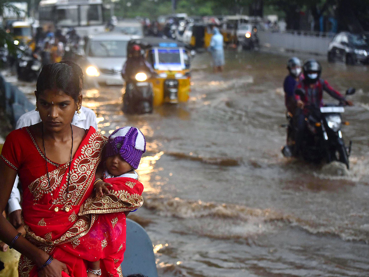 Heavy rain in hyderabad Photo Gallery - Sakshi13