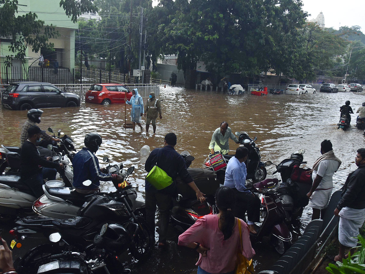 Heavy rain in hyderabad Photo Gallery - Sakshi14