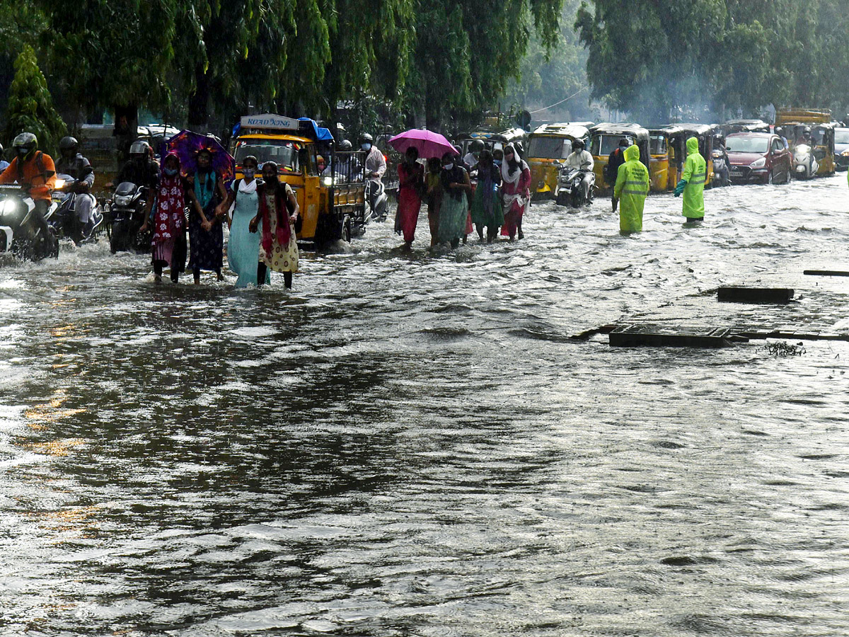 Heavy rain in hyderabad Photo Gallery - Sakshi15