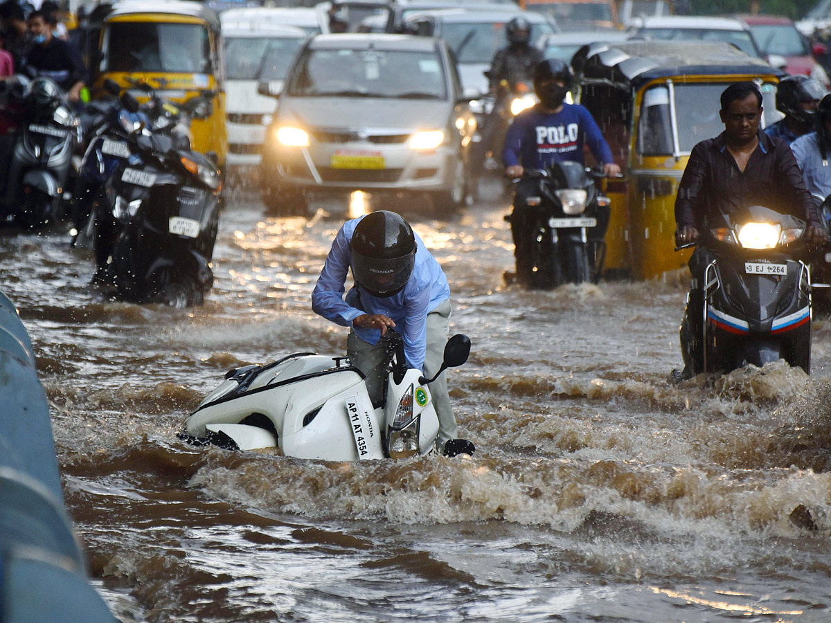 Heavy rain in hyderabad Photo Gallery - Sakshi1