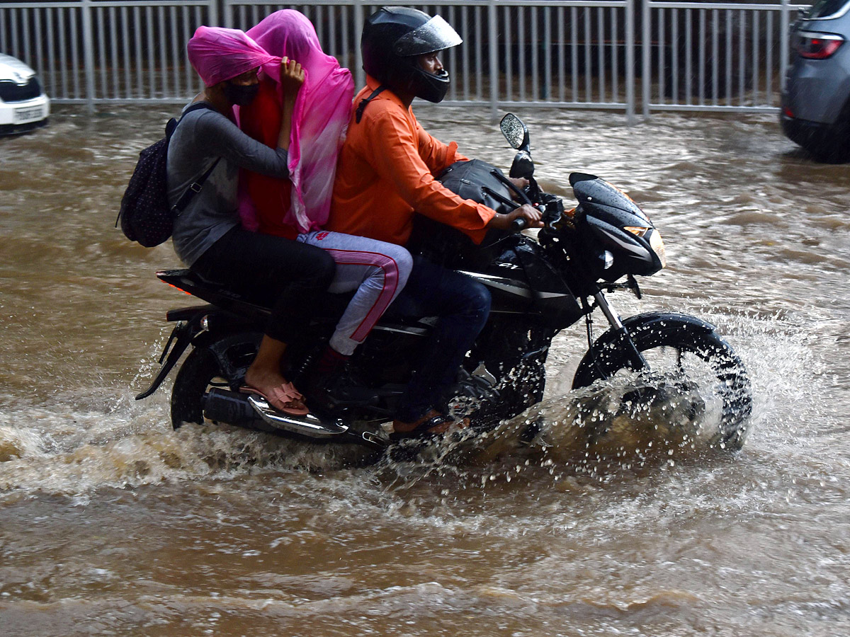 Heavy rain in hyderabad Photo Gallery - Sakshi17