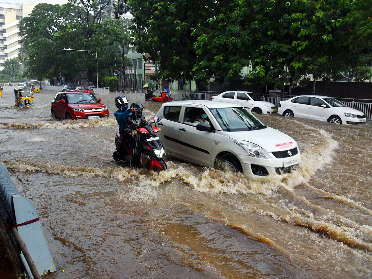 Heavy rain in hyderabad Photo Gallery - Sakshi18