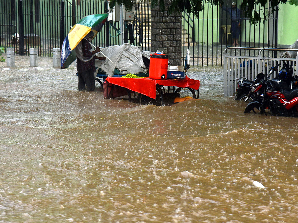 Heavy rain in hyderabad Photo Gallery - Sakshi19