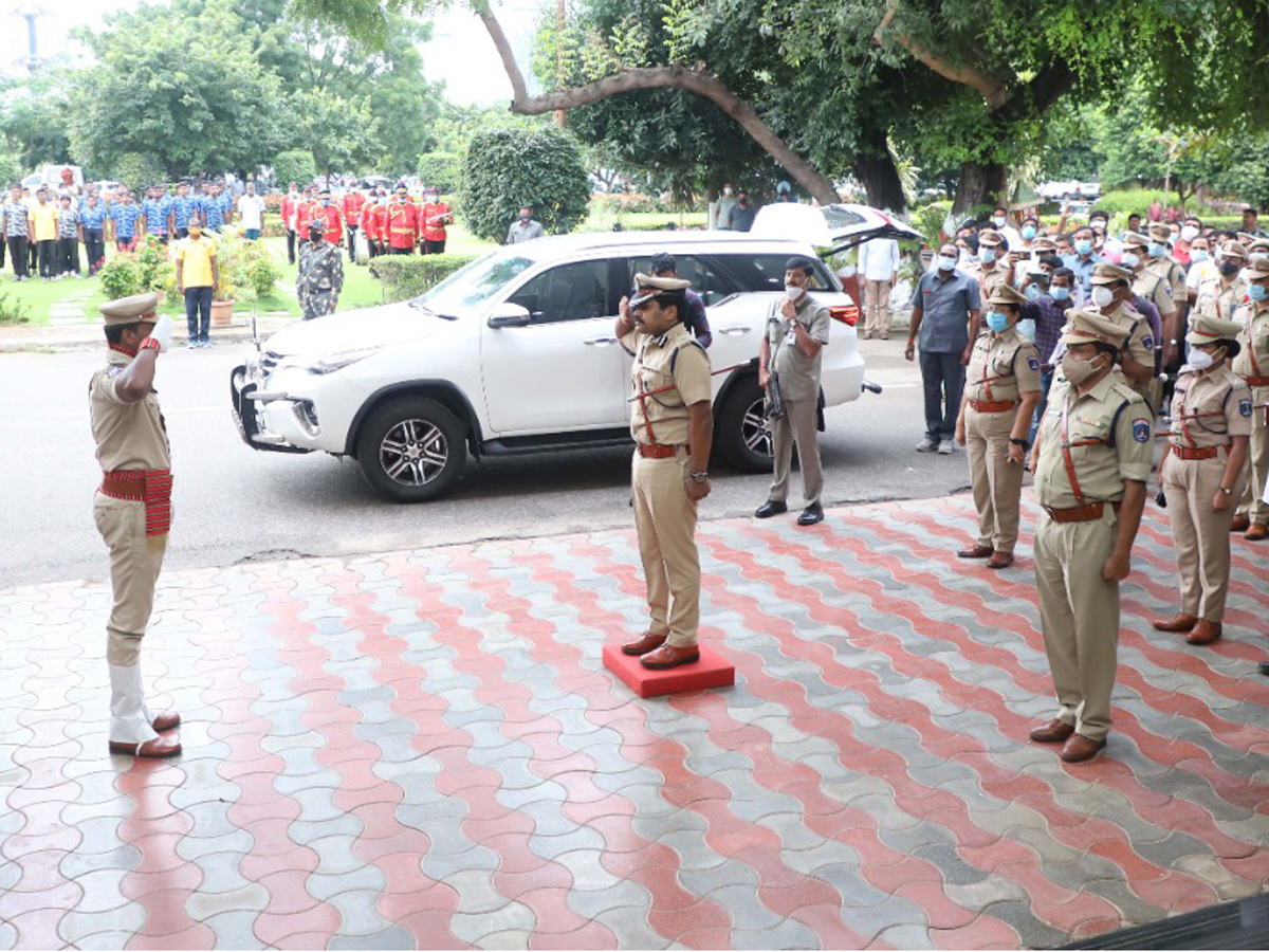 IPS Officer Stephen Ravindra Takes Charge as Cyberabad CP - Sakshi4